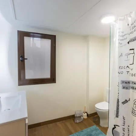 3 Bed Sleeps 6 - Free Parking & Balcony * エステポナ