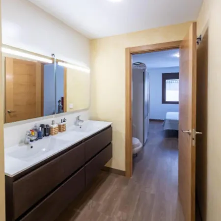 3 Bed Sleeps 6 - Free Parking & Balcony エステポナ