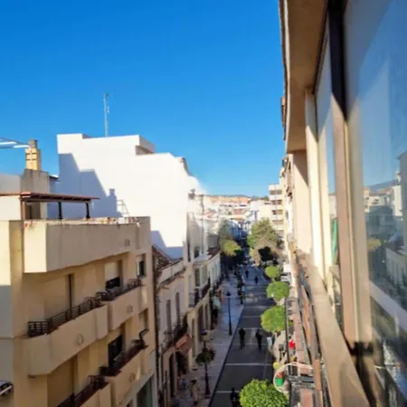 3 Bed Sleeps 6 - Free Parking & Balcony アパート *