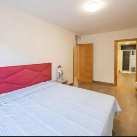 3 Bed Sleeps 6 - Free Parking & Balcony エステポナ